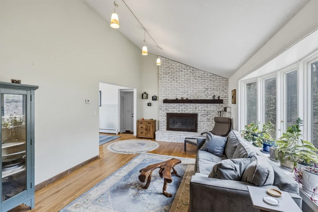 Photo of 1360 Bay Road