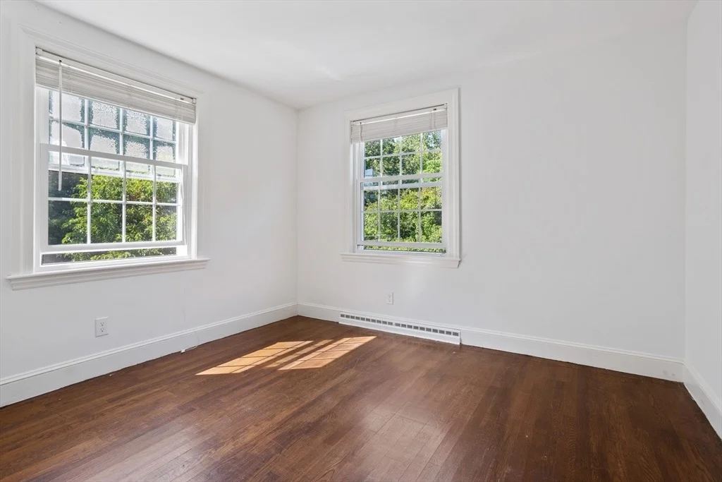 Photo of 4 Meadowbrook Rd