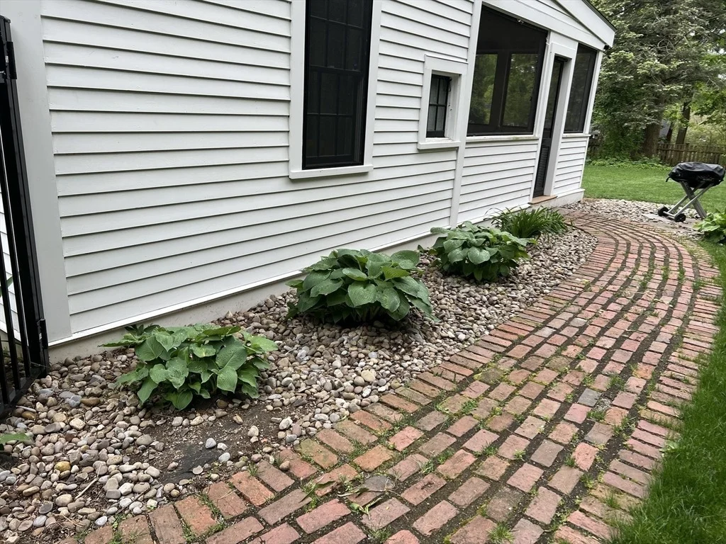 Photo of 261 Salem End Rd