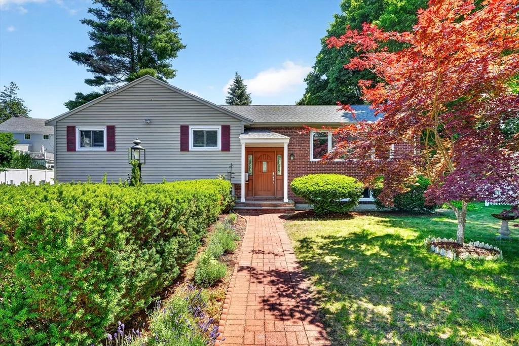 Photo of 32 Bobolink Rd