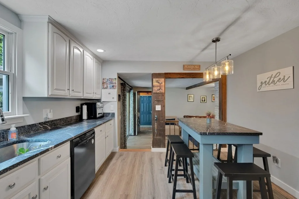 Photo of 86 Edgewater Dr