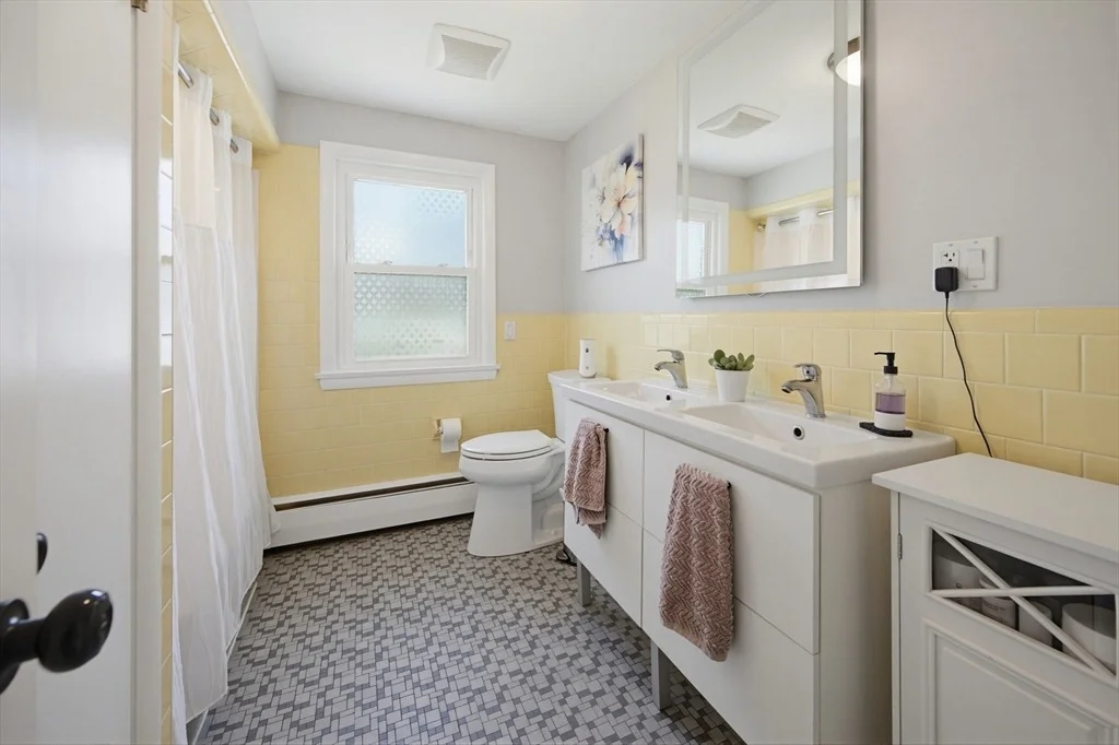 Photo of 377 Kenyon  Ave