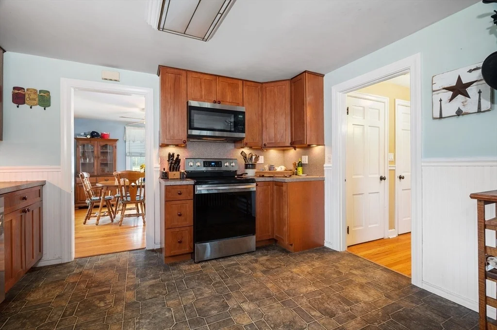 Photo of 1261 Putnam Pike