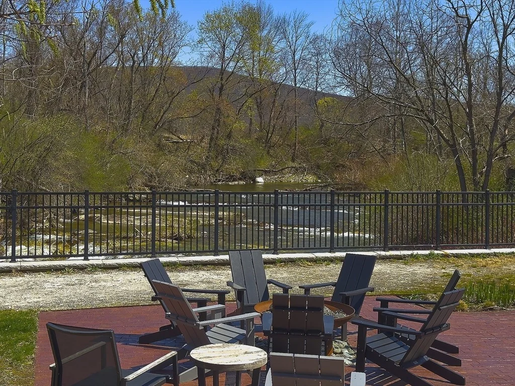 Photo of Unit 1 at 1 River Run
