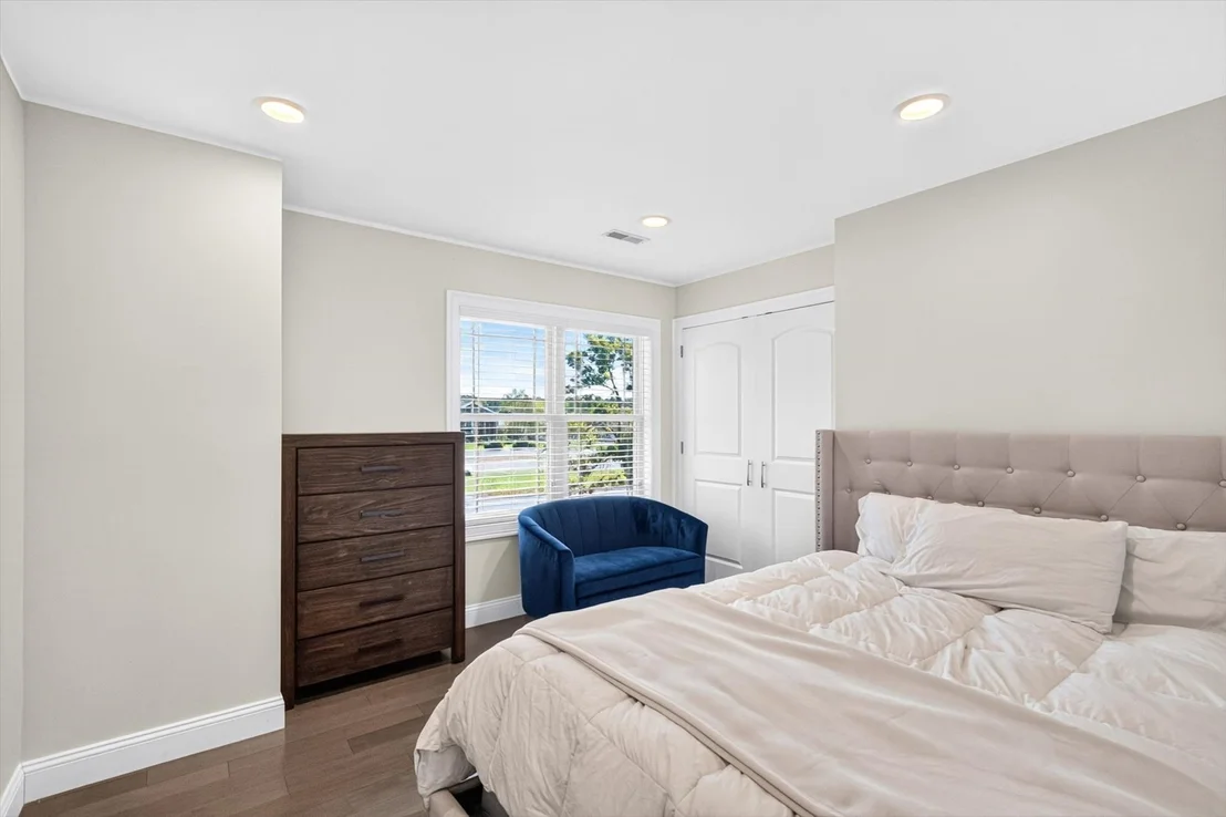 Photo of 537 Southwick Rd