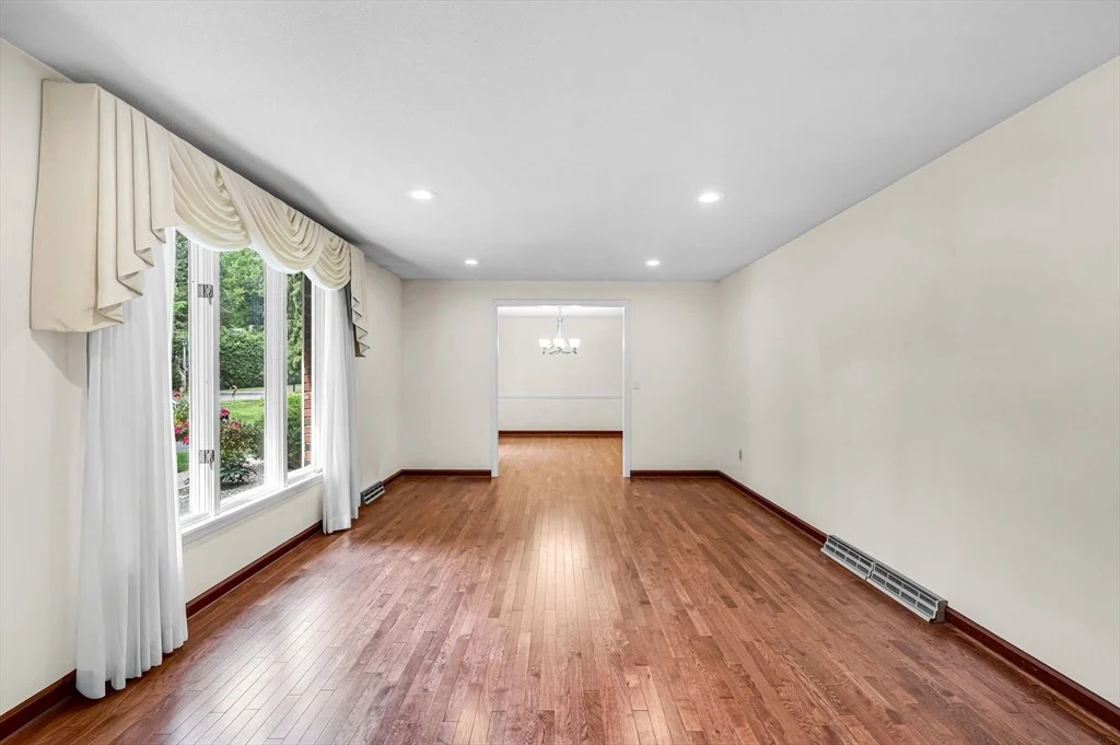Photo of 52 Wellesley Dr
