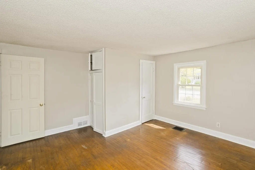 Photo of 351 Apremont Hsy