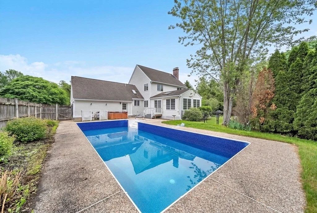 Photo of 4 Meadow Dr