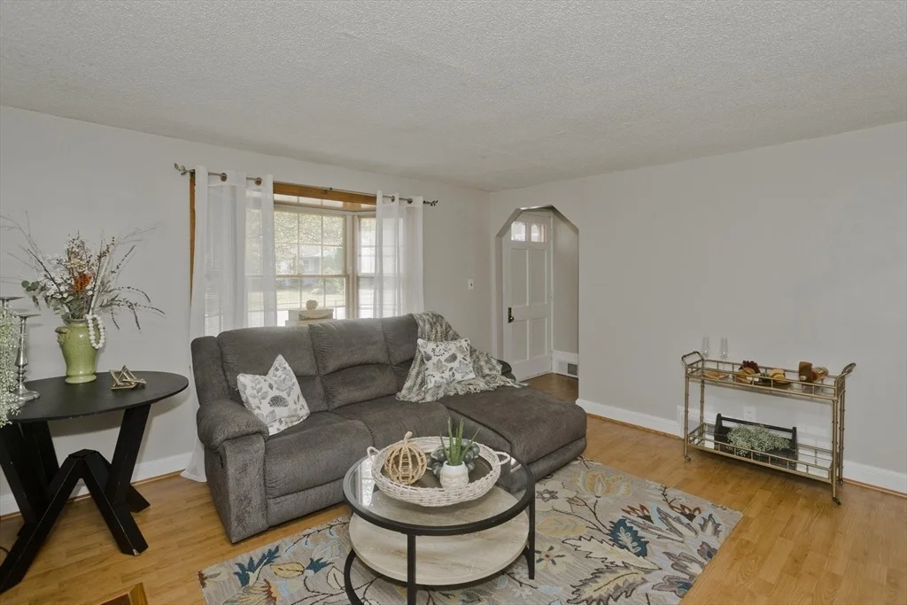 Photo of 351 Apremont Hsy