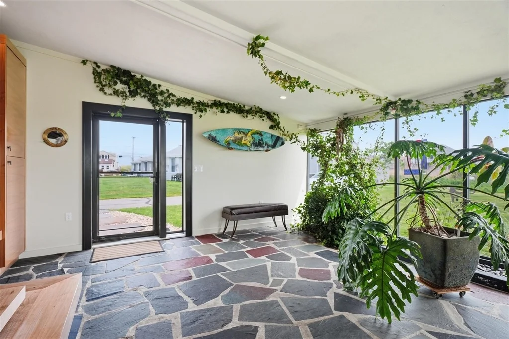 Photo of 349 N End Blvd
