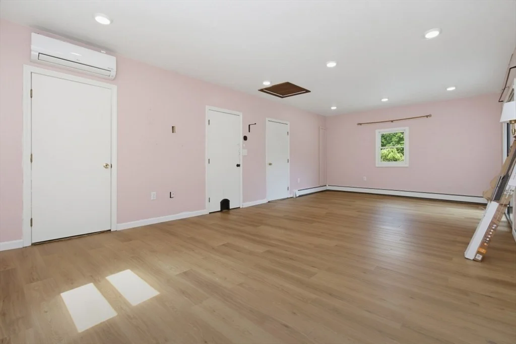 Photo of 71 Box Pond Dr