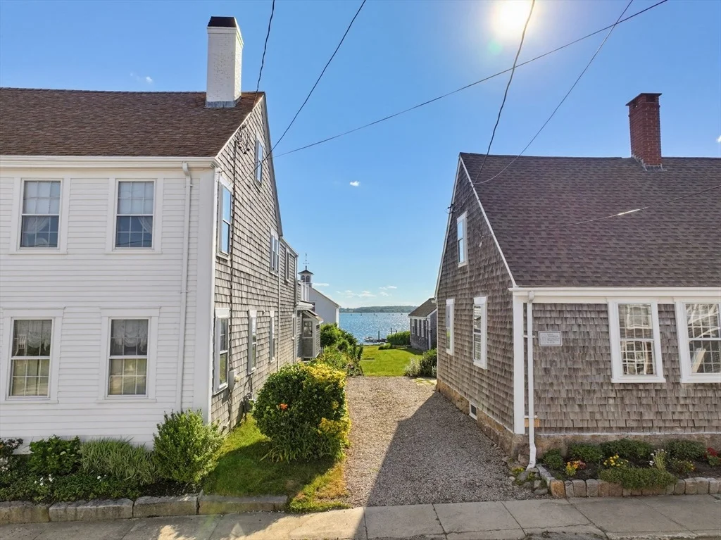 Photo of 2037 Main Rd