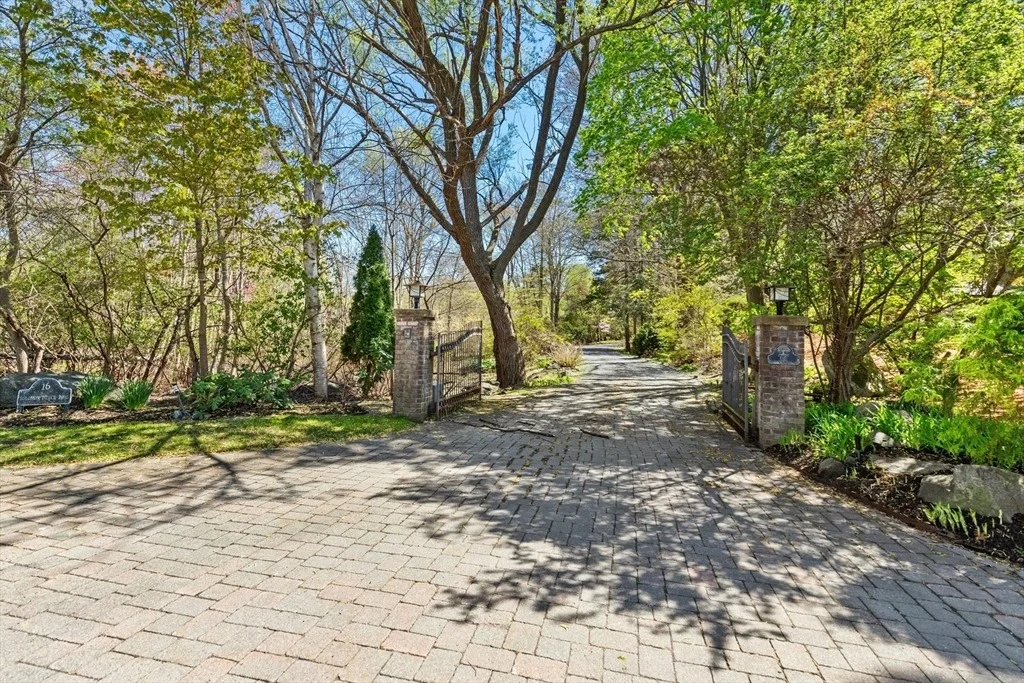 Photo of 16 Solomon Pierce Rd
