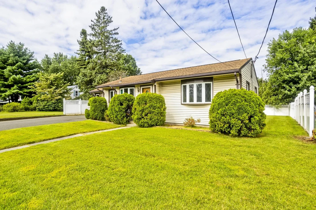 Photo of 956 Granby Rd