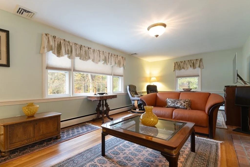 Photo of 1 Leslie Ln