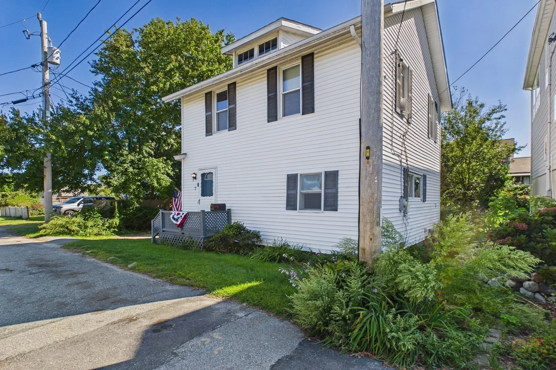 Photo of 7 Bayview Ave
