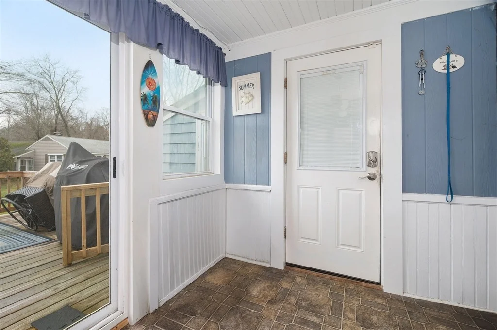 Photo of 1261 Putnam Pike
