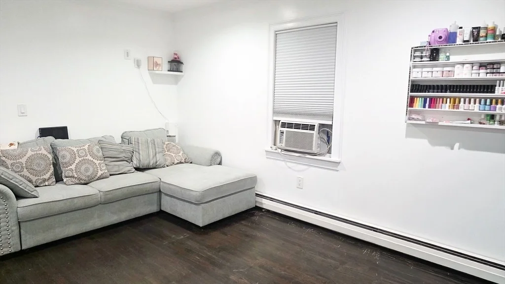 Photo of 446 (450) Vane St.