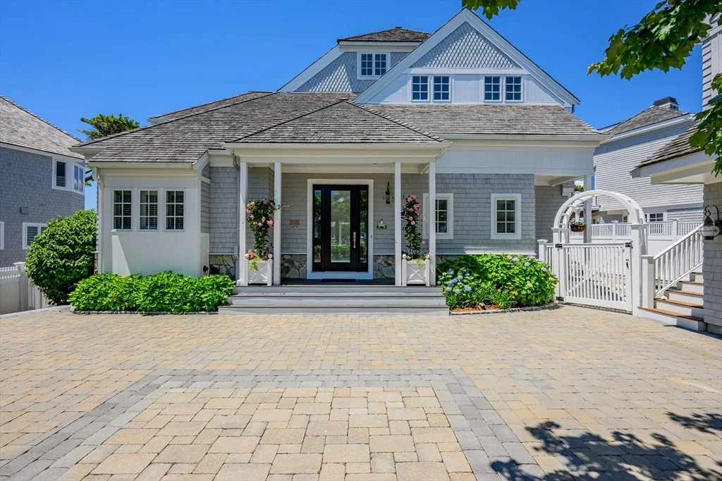 Photo of 129 Shore Dr W