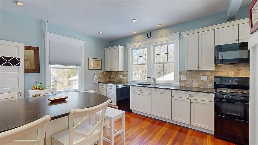 Photo of 907 Pleasant St