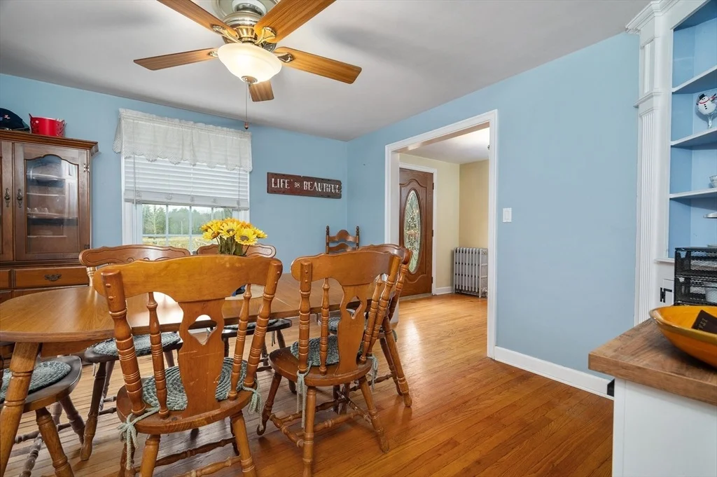 Photo of 1261 Putnam Pike