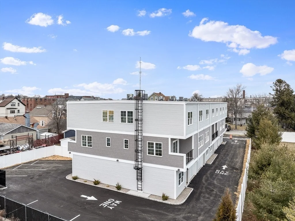 Photo of Unit 5 at 889-895 Grinnell St.