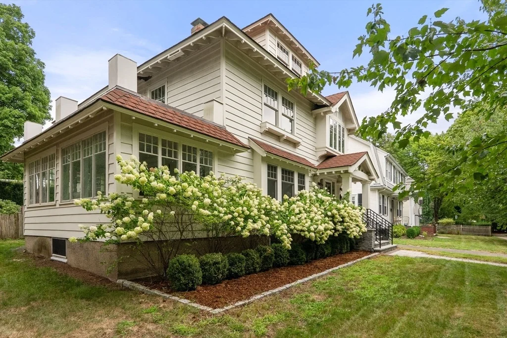 Photo of 855 Commonwealth Ave