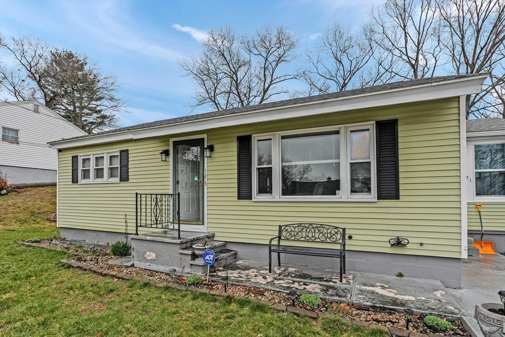 Photo of 121 Old Meadow Rd