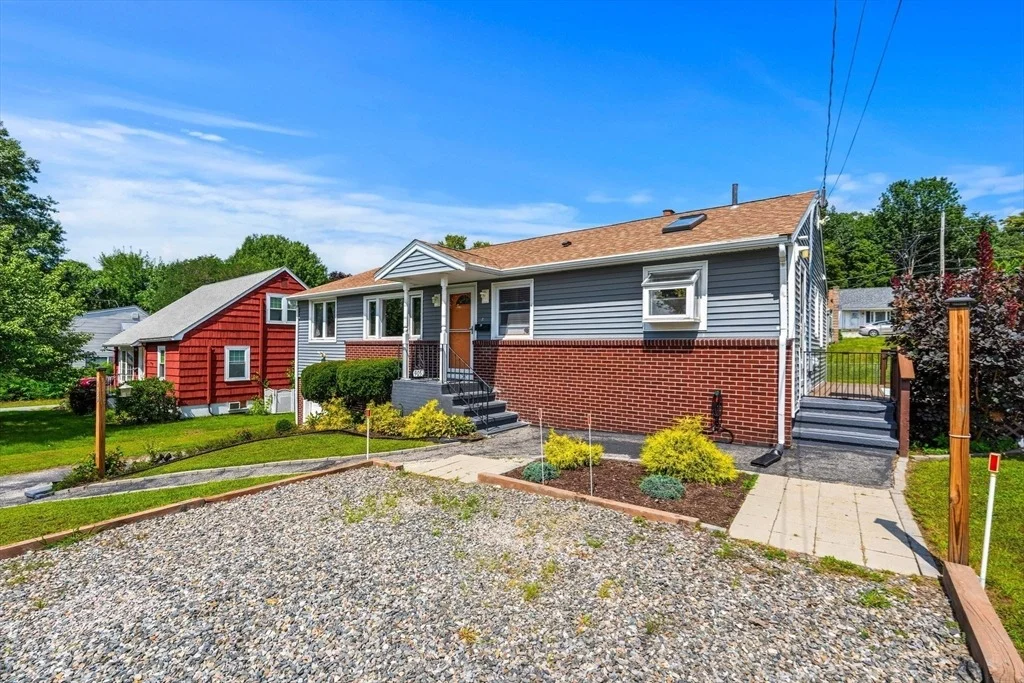 Photo of 905 Riverside Dr
