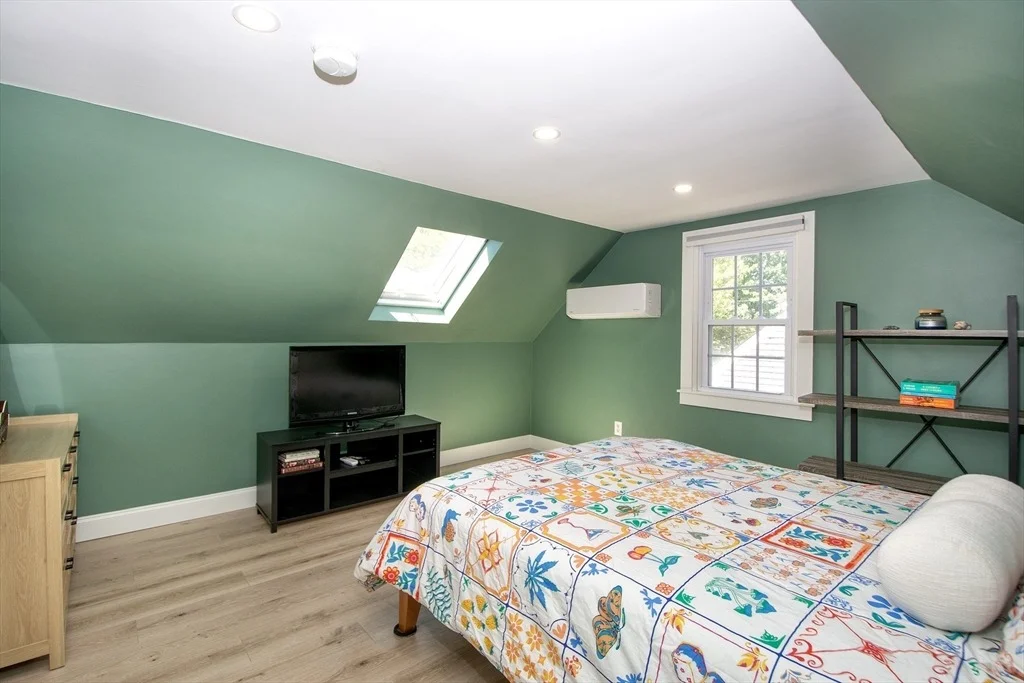 Photo of 90 Colonial Rd