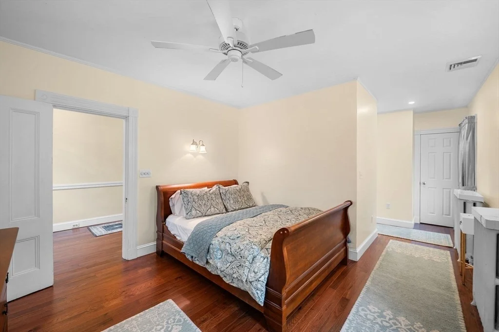 Photo of 5 Beacon St