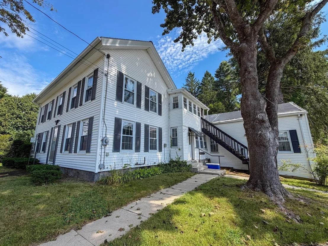 Photo of 1386 Pleasant St