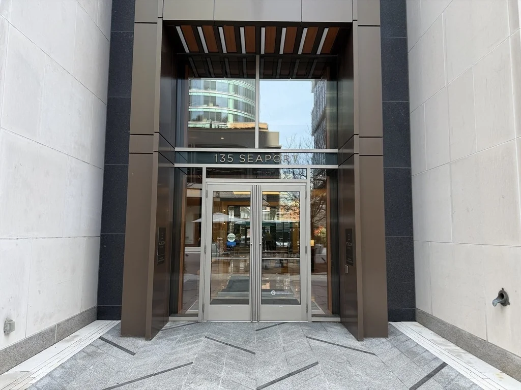 Photo of Unit 708 at 135 Seaport Blvd