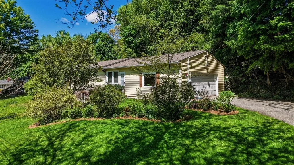 Photo of 16 Saybrook Cir
