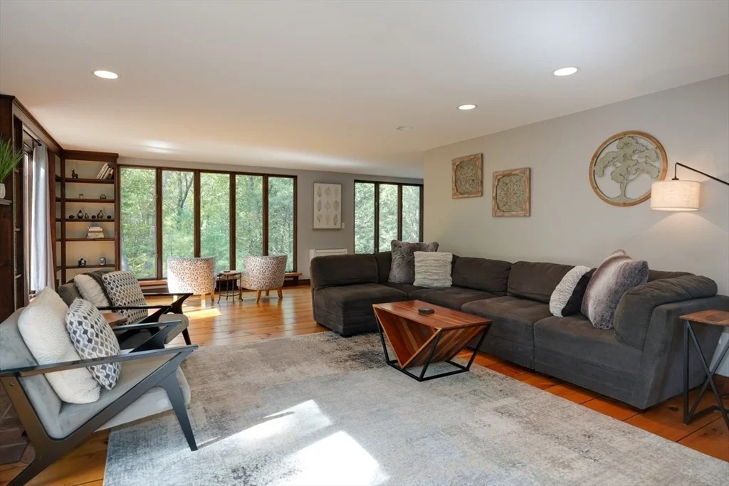 Photo of 18 Bay Path Dr