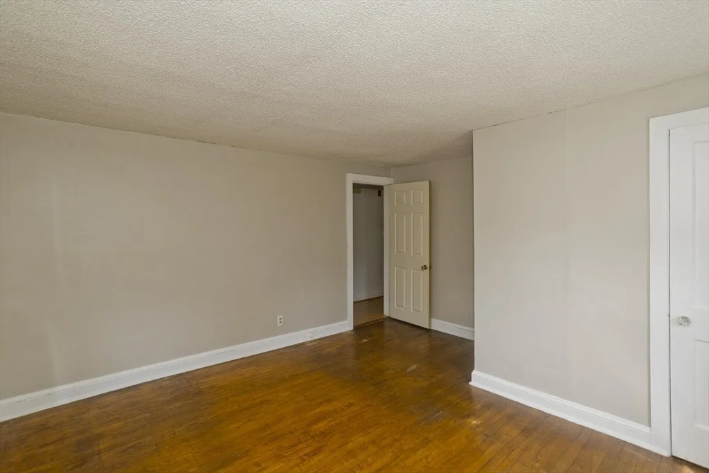 Photo of 351 Apremont Hsy