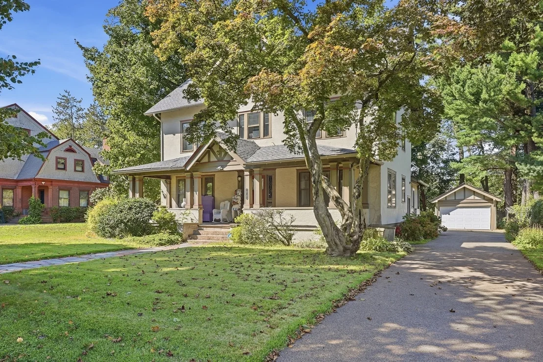 Photo of 98 Bellevue Ave