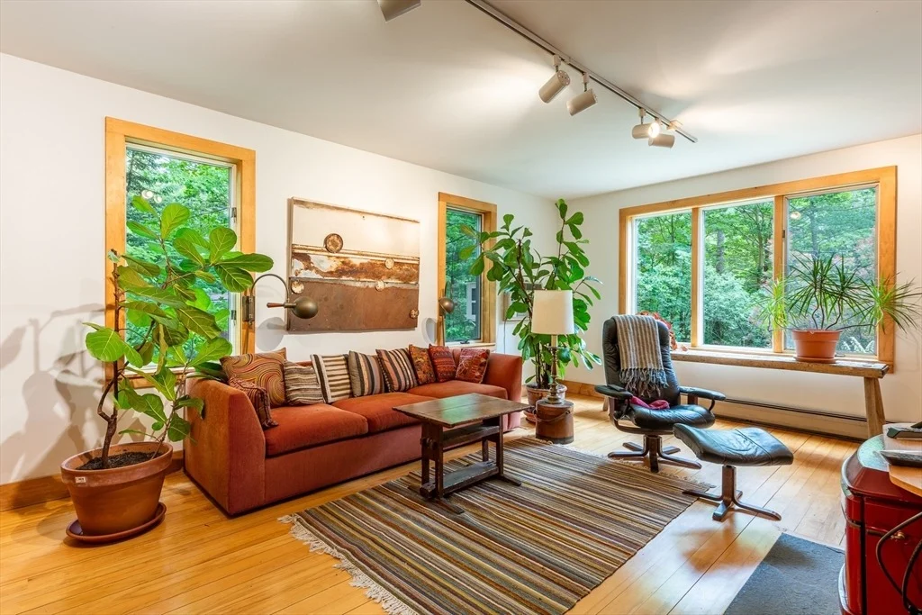 Photo of 71 Morgan Cir