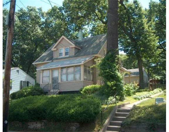 Photo of 593 Broadway St