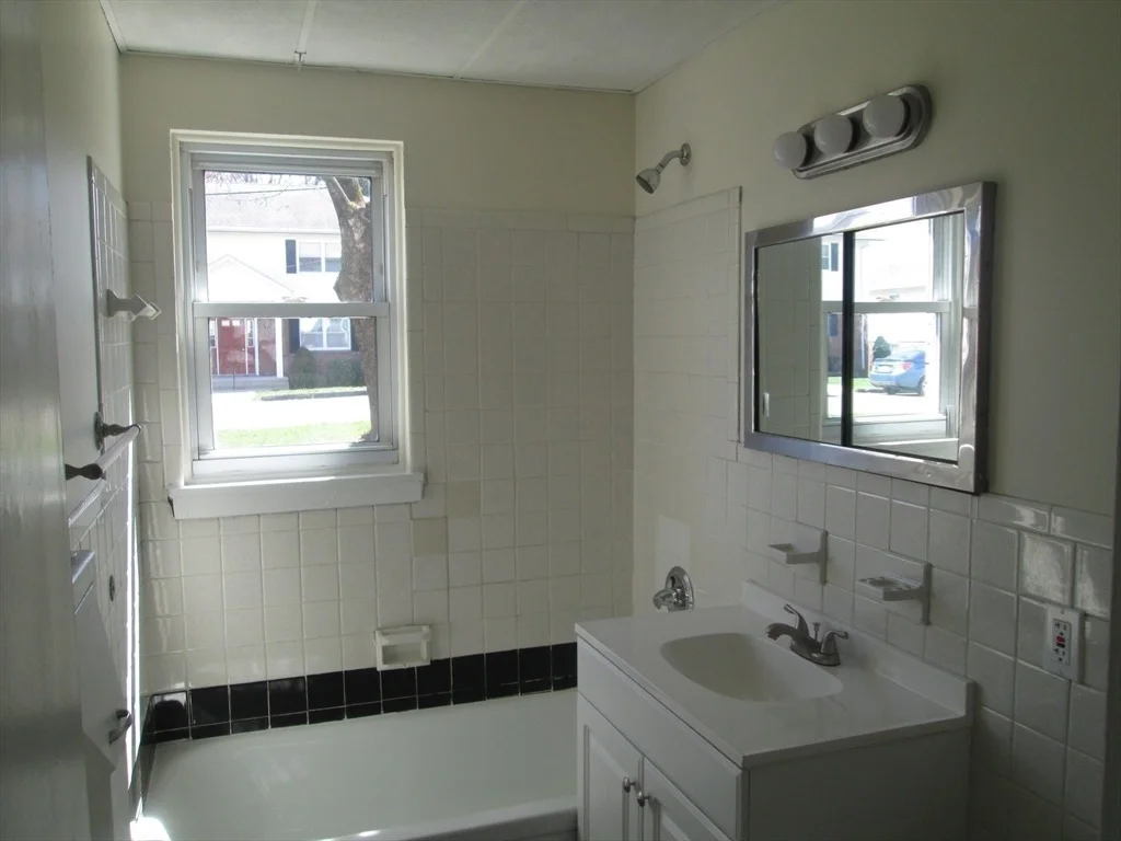 Photo of Unit B at 119 Colonial Cir