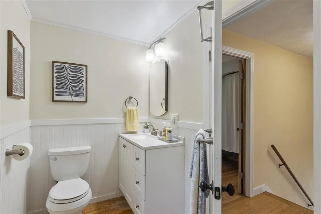 Photo of 215 Middle Rd