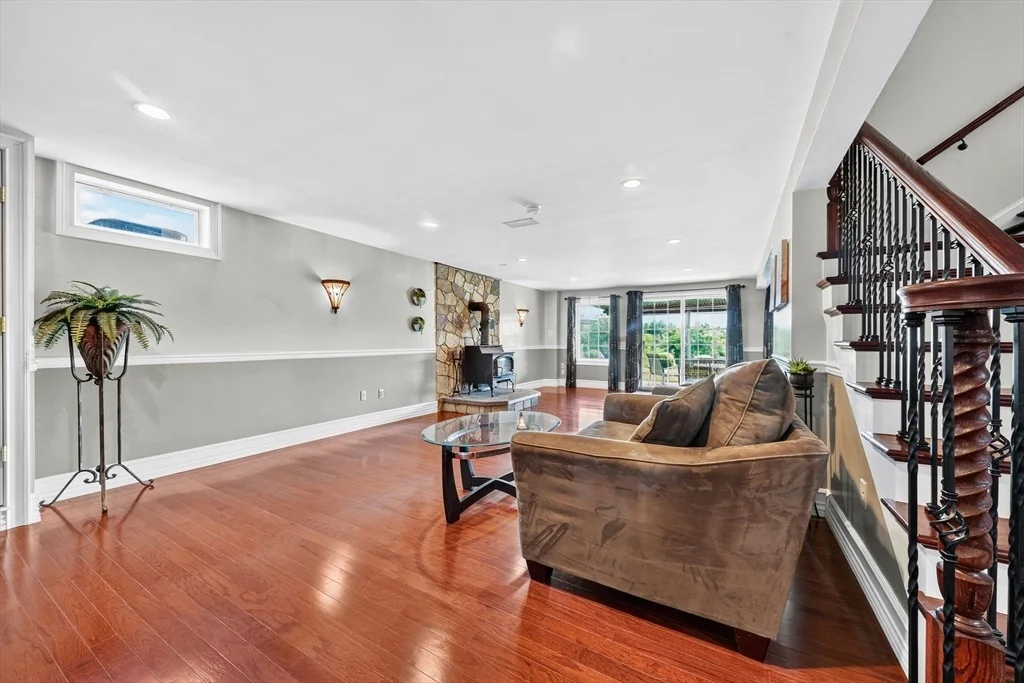 Photo of 385 Scott Rd