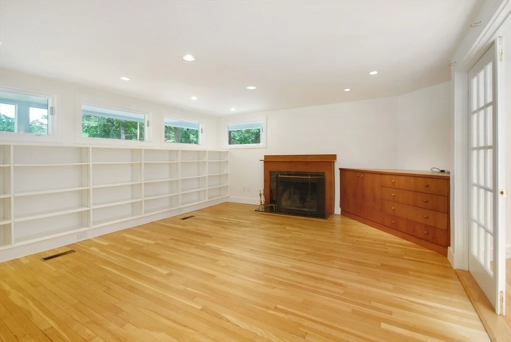 Photo of 297 Laws Brook Rd