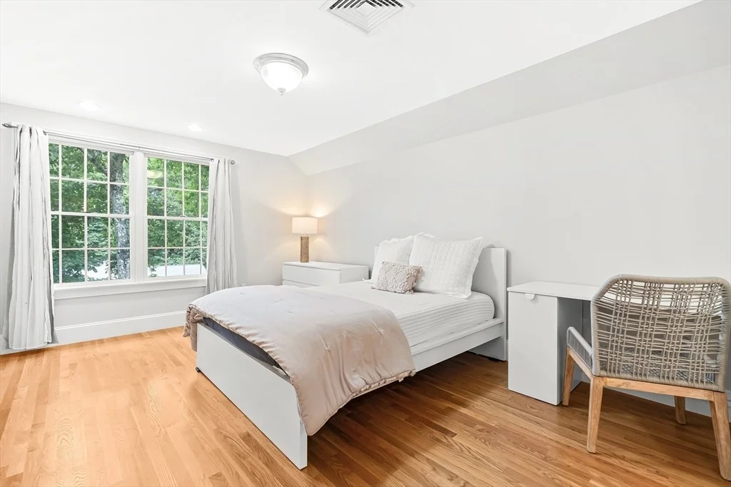 Photo of 20 Rolling Ln