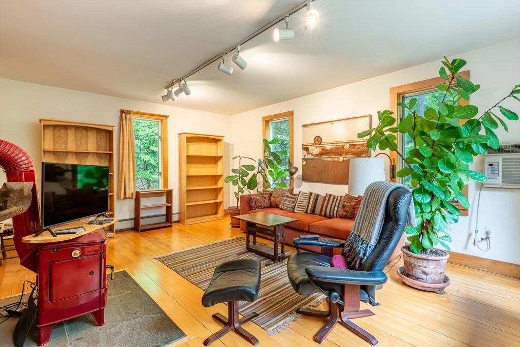 Photo of 71 Morgan Cir