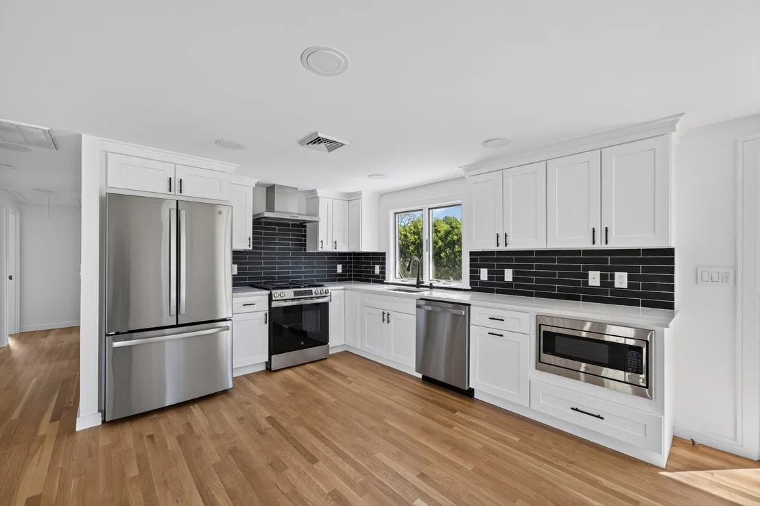 Photo of 585 N Eastern Ave