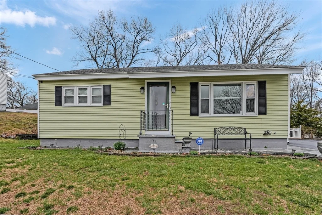 Photo of 121 Old Meadow Rd