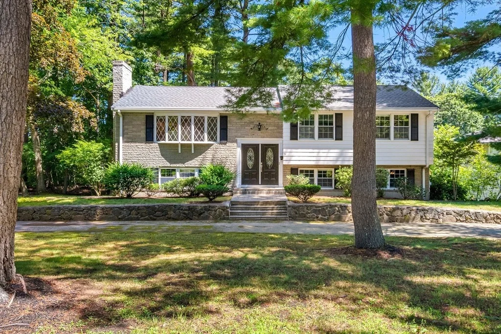 Photo of 71 Colonial Dr