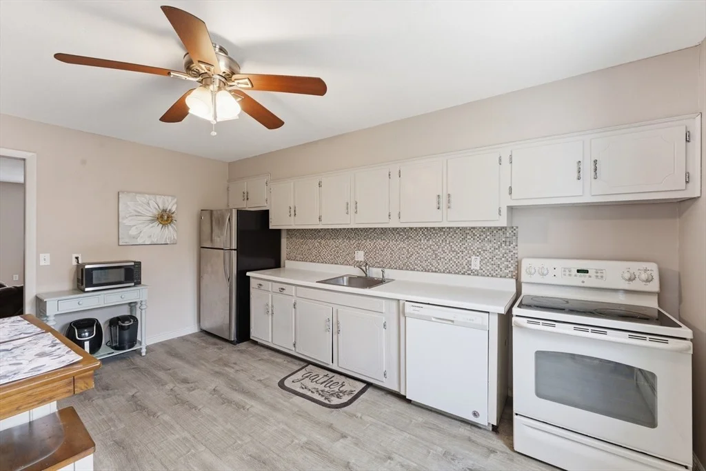 Photo of Unit B at 80 Colonial Cir