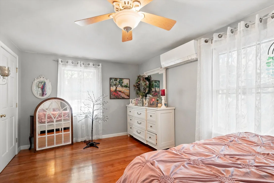 Photo of 900 Clark St